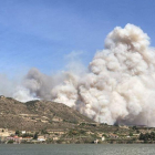 Bombers de la Generalitat i de l'Aragó treballen en un incendi entre Mequinensa i la Granja d'Escarp