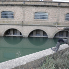 Un vigilant del Canal va ser l’encarregat de tancar les comportes, que només desembassen des d’ahir a la nit dos metres cúbics/segon.