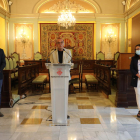 Postius (JxCat), Pueyo (ERC) y Freixanet (ERC) ayer anunciando el cese de Talamonte en la Paeria. 