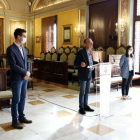 L'alcalde de Lleida, Miquel Pueyo, i els tinents d'alcalde, Toni Postius i Jordina Freixanet, a la roda de premsa de reestructuració del govern municipal.
