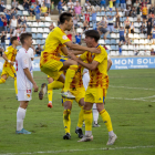 Los jugadores del Lleida se unen en una piña para celebrar el gol de Roger Figueras que empataba el partido y mantenía vivo al Lleida.