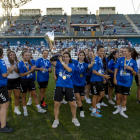 Las jugadoras del AEM B fueron homenajeadas en el descanso por su triunfo en la Copa Catalunya.