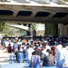 L’associació va resar ahir a la canalització sota un pont.