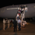 Els evacuats per l’Exèrcit en el moment d’arribar a la basa aèria de Torrejón de Ardoz.