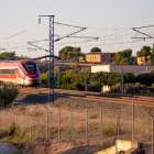 Pas d’un tren Iryo pel bypass que discorre per l’Horta de Lleida a prop de diverses cases.