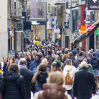 Imatge d’arxiu de ciutadans passejant per l’Eix Comercial de Lleida.