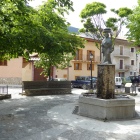 La plaça de Gósol amb una escultura de la dona amb els pans.