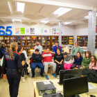 Un grup d’alumnes amb capacitats diverses assisteix a una xarrada dels Mossos d’Esquadra a l’Escola del Treball de Lleida.