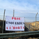 Cartells denunciant l’aparició d’esquerdes en cases de l’Horta.