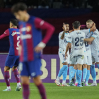 Els jugadors del Girona celebren el primer gol del seu equip, amb què s’avançarien en el marcador, i que va ser anotat pel davanter ucraïnès Dovbyk.