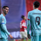 Ferran conversa amb Lewandowski en un moment del partit.