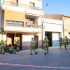 Bombers apuntalant ahir al matí l’habitatge, situat a l’avinguda Catalunya, després que es desplomés una paret lateral.