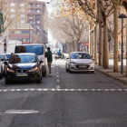 Vehicles estacionats en doble fila ahir a la ciutat de Lleida.