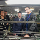 El president de la Generalitat, Pere Aragonès, en la visita a la cooperativa tèxtil de l’Espluga Calba ahir al matí.