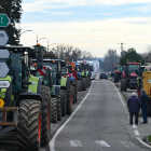 Els agricultors francesos mantenen tallades les principals carreteres del sud de França.