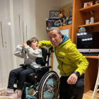 L’atleta Raül Arenas amb Aina Godoy i la seva nova cadira de rodes.