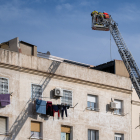 Els Bombers inspeccionen l’edifici, del qual s’ha col·lapsat l’estructura interior.