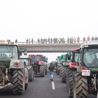 Els tractors van estar aturats a l’A-2. Els manifestants van afrontar una jornada freda i de boira.