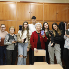 Foto de família de gent gran i alumnes del col·legi Episcopal, ahir durant un dels tallers setmanals a l’església de Santa Teresina.