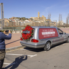 Un ciutadà fotografia el cotxe fúnebre de la campanya de Trànsit ahir al seu pas per Lleida ciutat.