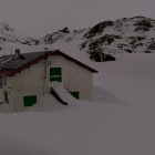 La neu va tornar aquest cap de setmana a zones del Pirineu com el refugi de Certescan.