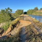 Un dels punts en què l’aigua es va emportar part del camí.