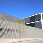 L’ajuntament va cobrir a la tarda la façana amb una malla per evitar la caiguda de lloses ornamentals.