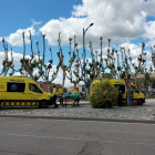 Tres ambulàncies van acudir al lloc de l’atropellament a Mollerussa.