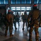 Els soldats francesos protegeixen l’aeroport de Nouméa, tancat.