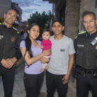 La nena de 7 mesos, els seus pares i els dos policies. El de l’esquerra va fer la maniobra de Heimlich.