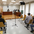 Els tres condemnats, ahir al judici per conformitat celebrat al jutjat Penal 3 de Lleida.