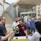 Pau Juvillà (CUP) va oferir ahir una roda de premsa davant de l’edifici judicial del Canyeret.