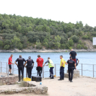 Dos imatges de l’operatiu desplegat al pantà de Sant Antoni a Talarn per buscar l’adolescent desaparegut.