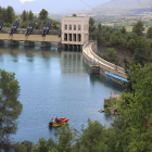 Una embarcació dels Bombers fent una inspecció a la zona de la presa ahir al migdia.