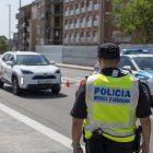 Un control dels Mossos al carrer Príncep de Viana de Lleida, davant de l'estació de tren.