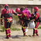 Efectivos de la UME rescatando a una mujer que quedó atrapada