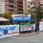 Participants de la concentració a favor d'una baixada del preu del lloguer a la plaça Ricard Viñes de Lleida