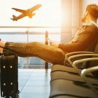 Imagen de archivo de una persona esperando en un aeropuerto.