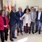 La consellera de Salut, Olga Pané, i el conseller de Sanitat del govern de l'Aragó, José Luis Bancalero, al Pont de Montanyana, on han signat el conveni d'assistència sanitària d'urgències i emergències