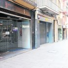 El carrer del Carme de l’Eix Comercial és una de les vies cèntriques on hi ha més locals comercials buits des de fa diversos anys. - MAGDALENA ALTISENT