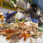 Un client adquireix marisc a la peixateria Jaume Soria del Mercat de Fleming de Lleida.