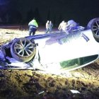 Imatge del vehicle afectat després de bolcar a la carretera a Gimenells.