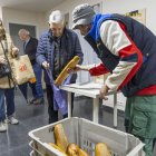 Venda de pa al Casal Cívic del Soleràs ahir al matí. - JORDI ECHEVARRIA