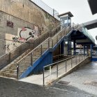 L’escala d’accés a la passarel·la està molt deteriorada. - AJUNTAMENT DE LLEIDA