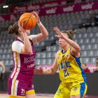 Laura Biczó prova de finalitzar una jugada en zona d’atac. - JAVI ENJUANES