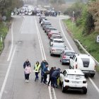 Els manifestants van tallar l’N-240 al seu pas per Juneda i van explicar als conductors la seua causa. - MAGDALENA ALTISENT