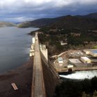 El pantà de Rialb, gairebé al 100%, ha començat a desembassar aigua aquest dilluns al migdia.
