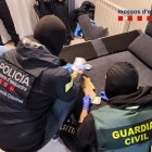 Investigadors dels Mossos i la Guàrdia Civil, ahir en un dels escorcolls. - SEGRE