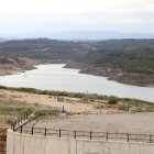 Una vista de l'embassament de l'Albagés aquest divendres, amb 6 hectòmetres cúbics d'aigua malgrat que la seua capacitat és d'uns 80.