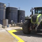Un tractor transporta purins a la planta de Tracjusa a Juneda. - M.REBULL
